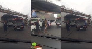 Insiden kecelakaan lalu lintas di di Jembatan Viaduk Gempol, Pasuruan yang melibatkan sebuah truk box. (Foto. Ahmad Junaidi)