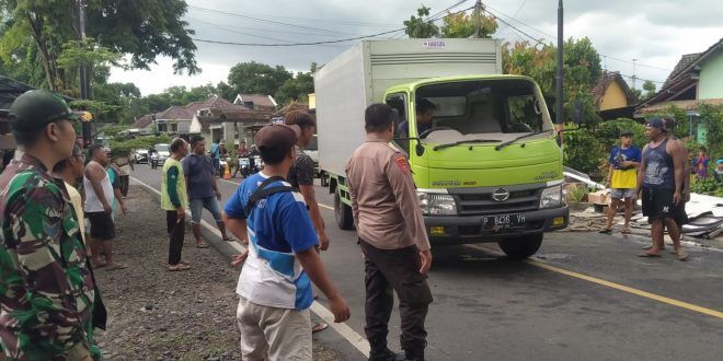 Insiden kecelakaan tunggal terjadi di Jalan Raya Kejitan, tepatnya di Dusun Yosowinangun, Desa Jajag, Kecamatan Gambiran. (Foto. Istimewa)