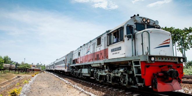 KA Blambangan Ekspres relasi Stasiun Ketapang – Stasiun Pasar Senen akhirnya berangkat tepat waktu. (Foto. Istimewa)