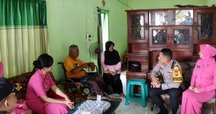 Kapolresta Banyuwangi Kombes Pol Rama Samtama Putra mengunjungi anggota yang sedang sakit. (Foto. Istimewa)