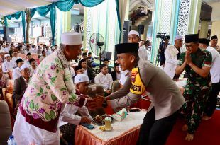 Kapolresta Banyuwangi Kombes Pol Rama Samtama Putra saat hadir di Haul Masyayikh di Pondok Pesantren Darussalam Blokagung, Desa Karangdoro, Kecamatan Tegalsari. (Foto. Istimewa)