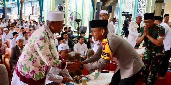 Kapolresta Banyuwangi Kombes Pol Rama Samtama Putra saat hadir di Haul Masyayikh di Pondok Pesantren Darussalam Blokagung, Desa Karangdoro, Kecamatan Tegalsari. (Foto. Istimewa)