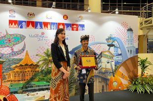 Moh Edy Saputro, Ketua Kelompok Sadar Wisata (Pokdarwis) Desa Kemiren saat menerima Asean Homestay Award 2025 di Malaysia. (Foto. Istimewa)