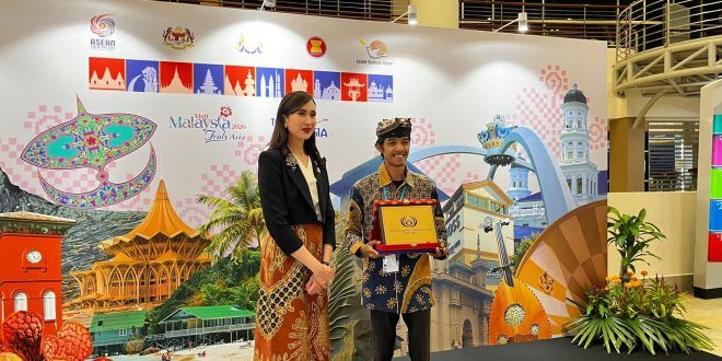 Moh Edy Saputro, Ketua Kelompok Sadar Wisata (Pokdarwis) Desa Kemiren saat menerima Asean Homestay Award 2025 di Malaysia. (Foto. Istimewa)