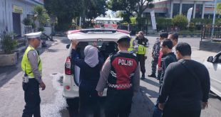 Momen Libur Panjang Polresta Banyuwangi melaksanakan kegiatan rutin yang ditingkatkan (KRYD) di Pelabuhan ASDP Ketapang. (Foto. Istimewa)