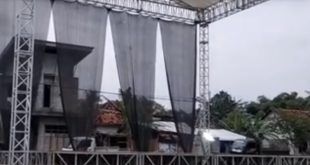 Persiapan acara sholawatan dan pengajian umum yang akan dihadiri oleh ribuan jamaah akan digelar di Desa Sumbersewu Kecamatan Muncar. (Foto. Siswoko)