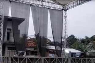 Persiapan acara sholawatan dan pengajian umum yang akan dihadiri oleh ribuan jamaah akan digelar di Desa Sumbersewu Kecamatan Muncar. (Foto. Siswoko)