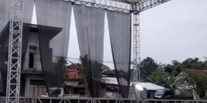 Persiapan acara sholawatan dan pengajian umum yang akan dihadiri oleh ribuan jamaah akan digelar di Desa Sumbersewu Kecamatan Muncar. (Foto. Siswoko)