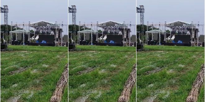 Persiapan Cek Sound dalam Rangkaian Acara Pengajian Gus Iqdam di Desa Sumbersewu, Kecamatan Muncar Berlangsung Siang Ini