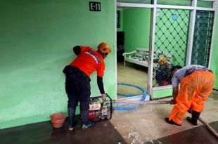 Petugas BPBD Jember membantu menyedot genangan air di salah satu rumah warga yang terdampak banjir imbas hujan yang mengguyur di kawasan tersebut. (Foto. Istimewa)