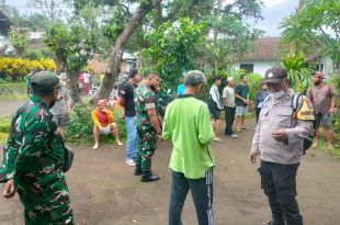 Petugas Kepolisian bersama TNI mendatangi rumah keluarga korban yang di temukan meninggal dunia di Kecamatan Sempu. (Foto. Istimewa)