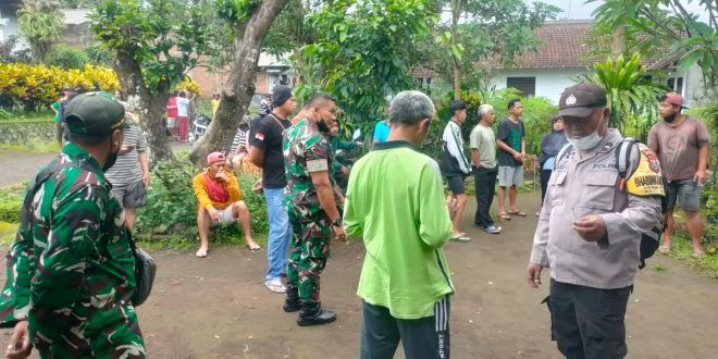 Petugas Kepolisian bersama TNI mendatangi rumah keluarga korban yang di temukan meninggal dunia di Kecamatan Sempu. (Foto. Istimewa)