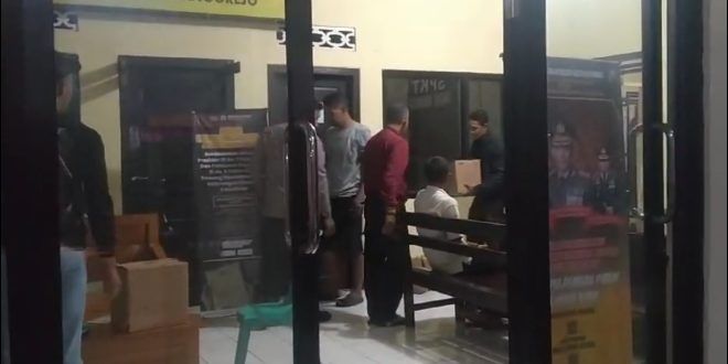 Petugas dari Polsek Bangorejo melakukan razia dua toko yang diduga menjual minuman keras (miras) tanpa izin. (Foto. Istimewa)