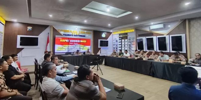 Polresta Banyuwangi menggelar rapat koordinasi (rakor) untuk memastikan pengamanan acara sholawatan Gus Iqdham. (Foto. Istimewa)