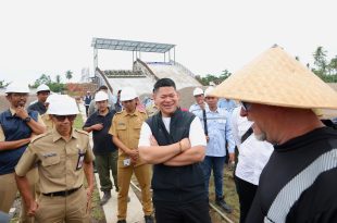 Raja Sapta Oktahari, Senior Vice President ACC saat mengunjungi Sirkuit BMX Muncar di Kecamatan Muncar, Banyuwangi. (Foto. Istimewa)