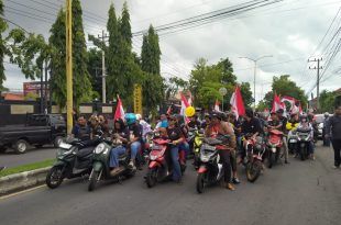 Ratusan massa yang tergabung dalam Aliansi Rakyat Banyuwangi Menggugat (ARBM) menggelar aksi damai di wilayah Kota Banyuwangi. (Foto. Istimewa)