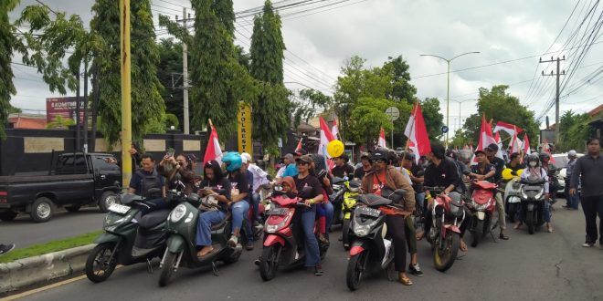 Ratusan massa yang tergabung dalam Aliansi Rakyat Banyuwangi Menggugat (ARBM) menggelar aksi damai di wilayah Kota Banyuwangi. (Foto. Istimewa)