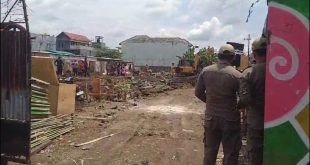Satuan Polisi Pamong Praja (Satpol PP) Kecamatan Genteng melakukan peninjauan terhadap sebuah bangunan Mie Gacoan. (Foto. Istimewa)