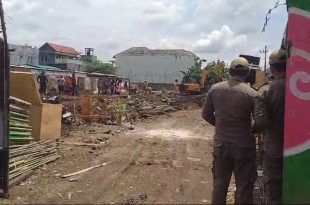 Satuan Polisi Pamong Praja (Satpol PP) Kecamatan Genteng melakukan peninjauan terhadap sebuah bangunan Mie Gacoan. (Foto. Istimewa)