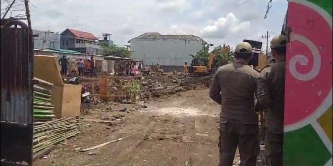 Satuan Polisi Pamong Praja (Satpol PP) Kecamatan Genteng melakukan peninjauan terhadap sebuah bangunan Mie Gacoan. (Foto. Istimewa)