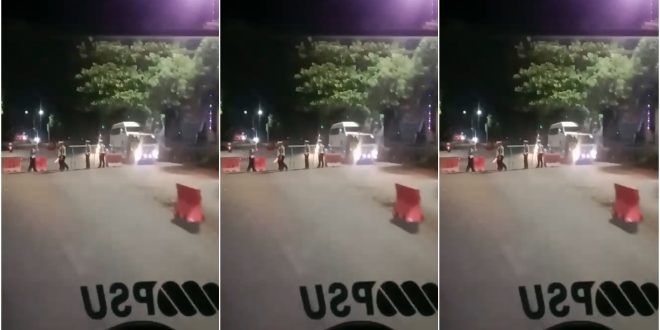 Sejumlah personel Satlantas Polres Pasuruan Kota dikerahkan untuk mengatur lalu lintas di sekitaran Kecamatan Rejoso malam Ini. (Foto. Agung Setiabudi)