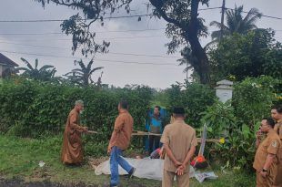 Seorang lansia pedagang sapu keliling asal Bondowoso ditemukan meninggal dunia di Dusun Jepit, Desa Kaligondo, Kecamatan Genteng. (Foto. Istimewa)