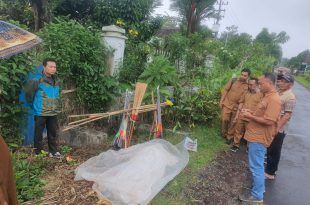 Seorang lansia pedagang sapu keliling asal Bondowoso ditemukan meninggal dunia di Dusun Jepit, Desa Kaligondo, Kecamatan Genteng. (Foto. Istimewa)