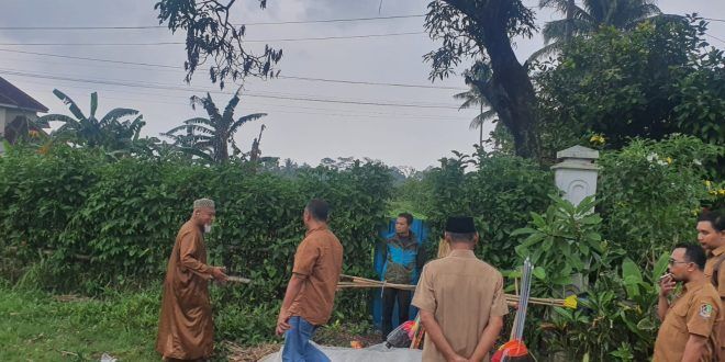 Seorang lansia pedagang sapu keliling asal Bondowoso ditemukan meninggal dunia di Dusun Jepit, Desa Kaligondo, Kecamatan Genteng. (Foto. Istimewa)