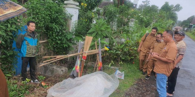 Seorang lansia pedagang sapu keliling asal Bondowoso ditemukan meninggal dunia di Dusun Jepit, Desa Kaligondo, Kecamatan Genteng. (Foto. Istimewa)