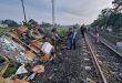 Truk yang tertemper KA Sancaka di perlintasan sebidang JPL 82 KM 240+7, antara Stasiun Sragen dan Masaran. (Foto. Antaranews)