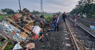 Truk yang tertemper KA Sancaka di perlintasan sebidang JPL 82 KM 240+7, antara Stasiun Sragen dan Masaran. (Foto. Antaranews)