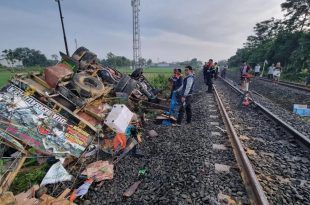 Truk yang tertemper KA Sancaka di perlintasan sebidang JPL 82 KM 240+7, antara Stasiun Sragen dan Masaran. (Foto. Antaranews)