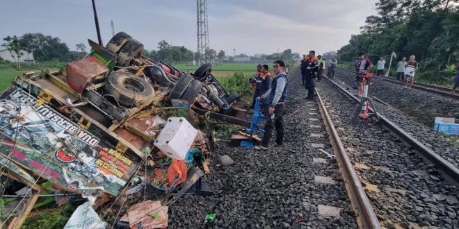 Pasca Perjalanan Beberapa Kereta Api di Daop 6 Yogyakarta Tertunda Akibat Truk Tertemper Kereta di Perlintasan Sebidang , Saat Ini Berangsur Normal