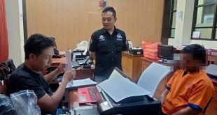 NH (46), warga Desa Mangir, Kecamatan Rogojampi, akhirnya ditangkap dan ditahan oleh aparat kepolisian setelah terekam CCTV mengambil ponsel di Mesin ATM di Rogojampi. (Foto. Istimewa)