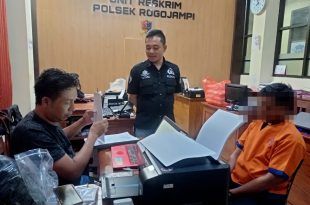 NH (46), warga Desa Mangir, Kecamatan Rogojampi, akhirnya ditangkap dan ditahan oleh aparat kepolisian setelah terekam CCTV mengambil ponsel di Mesin ATM di Rogojampi. (Foto. Istimewa)