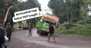 Pasca Evakuasi Truk Tangki Pertamina Berhasil Dilakukan, Kini Truk Pengangkut Lembaran Triplek Dilaporkan Terguling di KM 32.100. (Foto. Hasan Fausi)