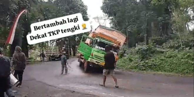 Pasca Evakuasi Truk Tangki Pertamina Berhasil Dilakukan, Kini Truk Pengangkut Lembaran Triplek Dilaporkan Terguling di KM 32.100. (Foto. Hasan Fausi)