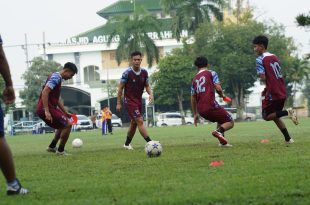 Persewangi Banyuwangi saat menggelar latihan di Alun-alun Ngawi untuk Laga Semifinal Menghadapi PSMP Mojokerto di Stadion Ketonggo. (Foto. Tim Media Persewangi)