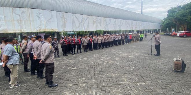 Polisi mengamankan pertandingan babak 8 besar Grup NN Liga 4 PSSI Jawa Timur 2024-2025 berlangsung aman dan lancar di Stadion Diponegoro. (Foto. Istimewa)