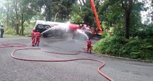 Proses Evakuasi truk tangki Pertamina yang mengalami kecelakaan lalu lintas tunggal di Jalur Gumitir KM 32.200. (Foto. Hasan Fausi)