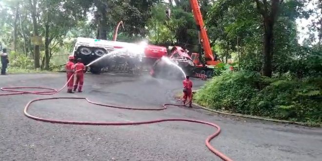 Proses Evakuasi truk tangki Pertamina yang mengalami kecelakaan lalu lintas tunggal di Jalur Gumitir KM 32.200. (Foto. Hasan Fausi)