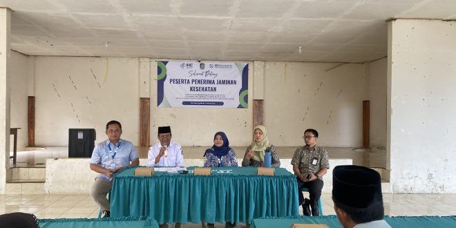 RSU Bhakti Husada Krikilan Glenmore memberikan donasi iuran Program Jaminan Kesehatan Nasional (JKN) kepada warga di Desa Tegalharjo. (Foto. Istimewa)