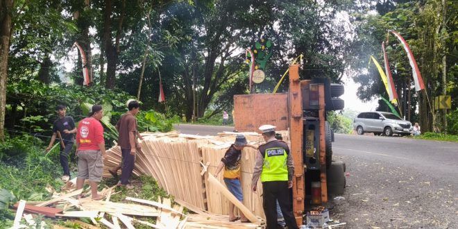 Sebuah truk pengangkut lembaran triplek dilaporkan mengalami kecelakaan tunggal dan terguling di KM 32.100 belum dievakuasi. (Foto. Istimewa)