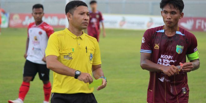 Wasit yang memimpin laga Persewangi Banyuwangi melawan Sang Maestro dalam lanjutan babak 8 besar Liga 4 Jawa Timur jadi sorotan. (Foto. Istimewa)