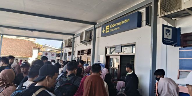 Antrian penumpang yang menggunakan moda transportasi Kereta Api di Momen Mudik dan Balik Lebaran Idul Fitri 2025. (Foto. Istimewa)