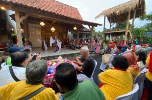 Alumni FE UI angkatan 1977 memilih Kabupaten Banyuwangi sebagai destinasi reuni dan temu kangen mereka. (Foto. Humas Dibudpar Banyuwangi)
