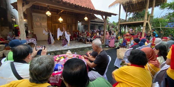 Alumni FE UI angkatan 1977 memilih Kabupaten Banyuwangi sebagai destinasi reuni dan temu kangen mereka. (Foto. Humas Dibudpar Banyuwangi)