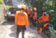 Anggota Pudalops BPBD Situbondo bergabung dengan BPBD Bondowoso dan Tim SAR Pos Jember untuk evakuasi jenazah pendaki. (Foto. Puriyono For RBT)