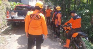 Anggota Pudalops BPBD Situbondo bergabung dengan BPBD Bondowoso dan Tim SAR Pos Jember untuk evakuasi jenazah pendaki. (Foto. Puriyono For RBT)