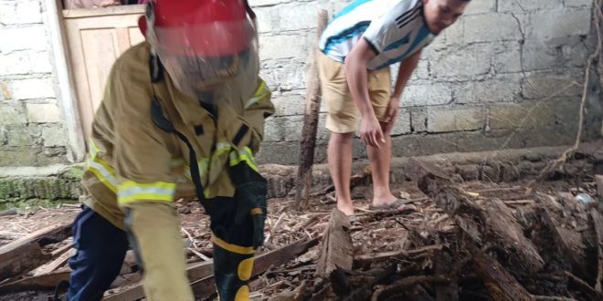 Petugas Dinas Pemadam Kebakaran dan Penyelamatan (Damkarmat) Banyuwangi melakukan penyelamatan ular yang baerada di pemukiman warga. (Foto. Humas Damkarmat For RBT)